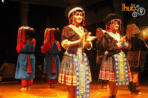 Hill tribe dance is also demonstrated